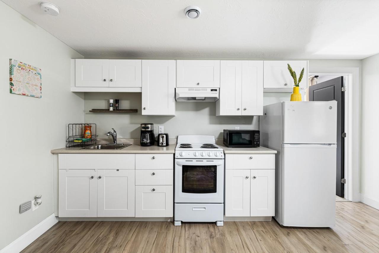 One Bedroom Apartment Moncton North ! מראה חיצוני תמונה